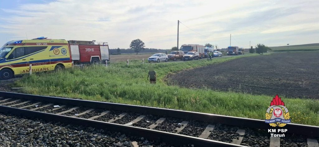 Kamper wjechał wprost pod nadjeżdżający pociąg pasażerski relacji Olsztyn–Bydgoszcz. - Tragiczny wypadek. Kamper zderzył się z pociągiem relacji Olsztyn–Bydgoszcz