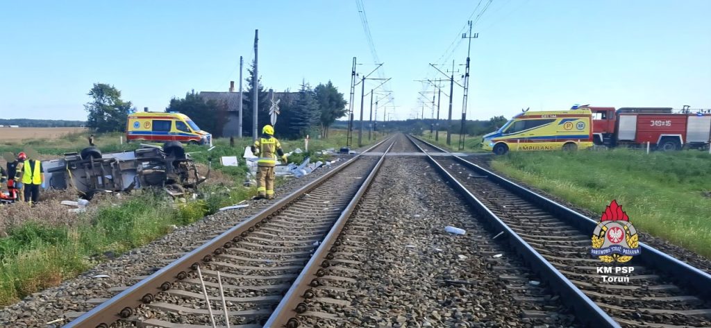 Kamper wjechał wprost pod nadjeżdżający pociąg pasażerski relacji Olsztyn–Bydgoszcz. - Tragiczny wypadek. Kamper zderzył się z pociągiem relacji Olsztyn–Bydgoszcz