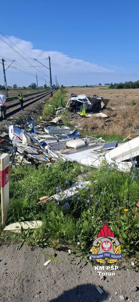 Kamper wjechał wprost pod nadjeżdżający pociąg pasażerski relacji Olsztyn–Bydgoszcz. - Tragiczny wypadek. Kamper zderzył się z pociągiem relacji Olsztyn–Bydgoszcz