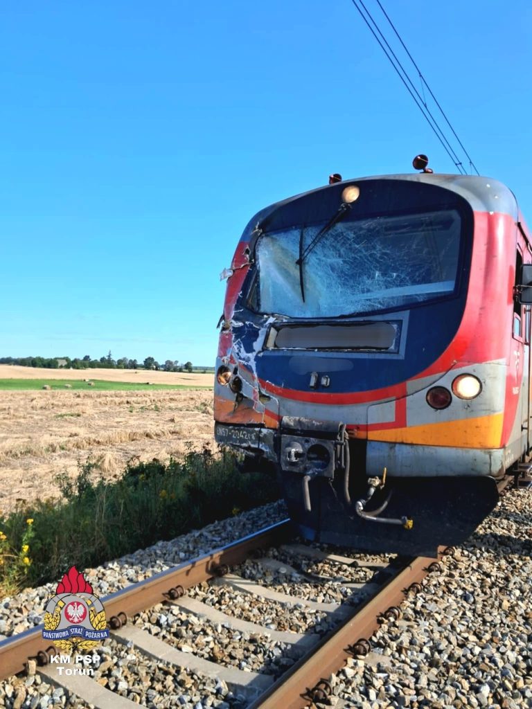 Kamper wjechał wprost pod nadjeżdżający pociąg pasażerski relacji Olsztyn–Bydgoszcz. - Tragiczny wypadek. Kamper zderzył się z pociągiem relacji Olsztyn–Bydgoszcz