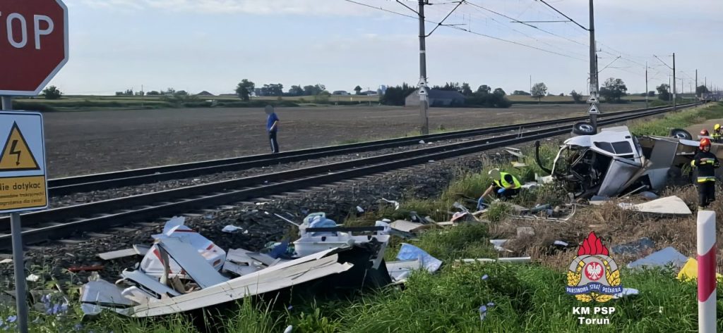 Kamper wjechał wprost pod nadjeżdżający pociąg pasażerski relacji Olsztyn–Bydgoszcz. - Tragiczny wypadek. Kamper zderzył się z pociągiem relacji Olsztyn–Bydgoszcz