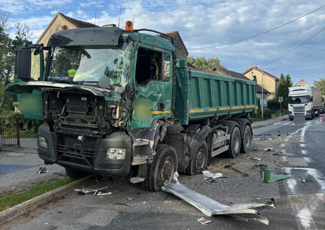 ciężarówka zatrzymała się na ścianie budynku