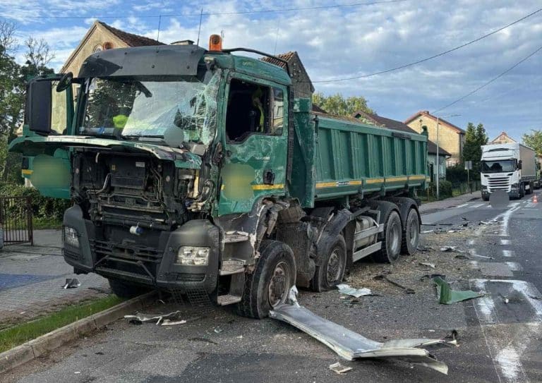 ciężarówka zatrzymała się na ścianie budynku