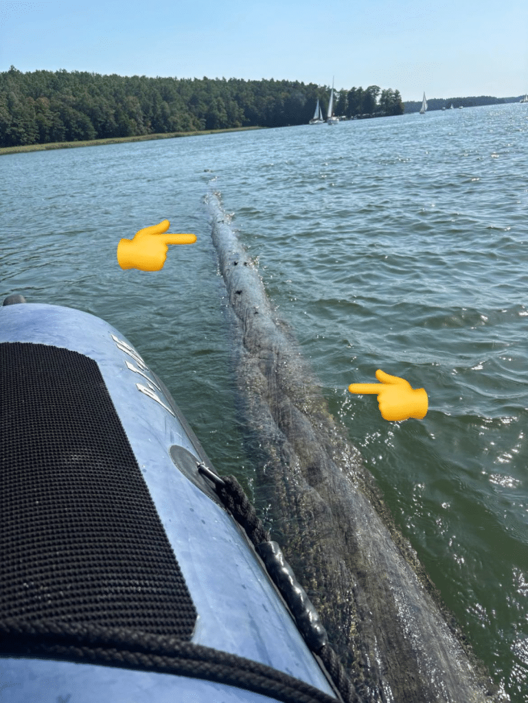 Niebezpieczeństwo może czaić się tuż pod powierzchnią wody. - Czaiła się pod wodą jak potwór… Policjanci wyciągnęli coś gigantycznego z jeziora