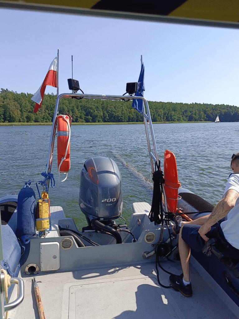 Niebezpieczeństwo może czaić się tuż pod powierzchnią wody. - Czaiła się pod wodą jak potwór… Policjanci wyciągnęli coś gigantycznego z jeziora