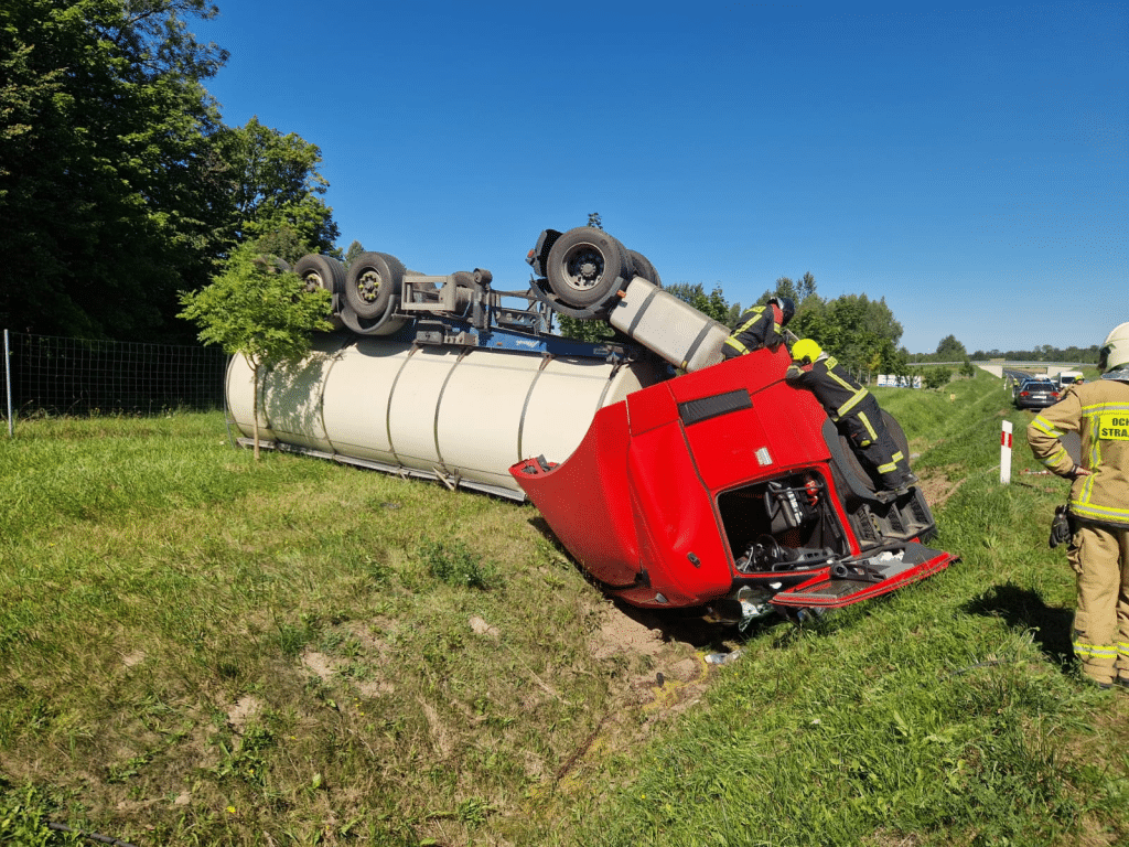 Uwaga kierowcy! - Kolejny wypadek ciężarówki na DK51! Utrudnienia pod Olsztynem