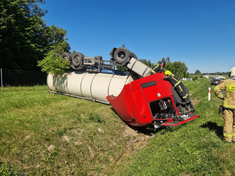 wypadek ciezarowki na dk51