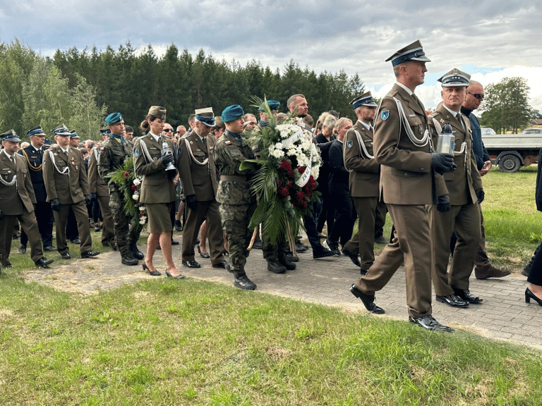 pogrzeb wosjkowego zbigniewa i jego synka