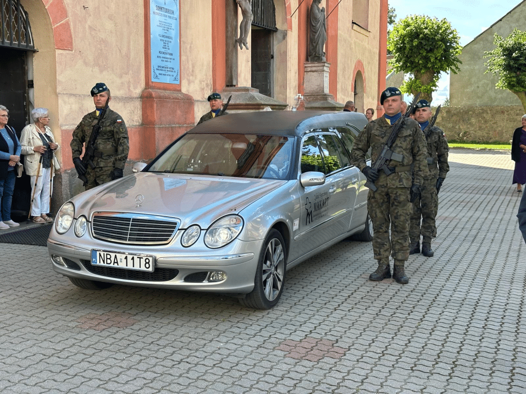 Na uroczystości nie mogła być obecna partnerka Zbigniewa i mama małego Huberta. - Wojskowy pogrzeb Zbigniewa i jego 2-letniego synka. Ojciec i dziecko spoczęli w jednej trumnie