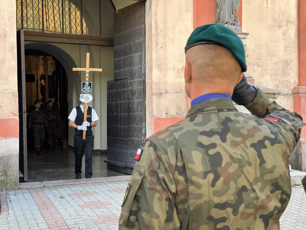 Na uroczystości nie mogła być obecna partnerka Zbigniewa i mama małego Huberta. - Wojskowy pogrzeb Zbigniewa i jego 2-letniego synka. Ojciec i dziecko spoczęli w jednej trumnie
