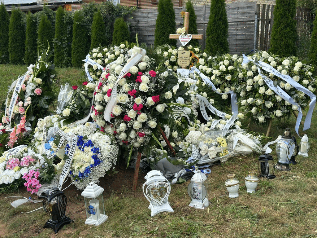 Rodzina i mieszkańcy Olsztyna pożegnali ofiary tragedii w Egipcie. - Doktor Anita i jej 7-letni syn Maciej spoczęli we wspólnym grobie. Pogrzeb ofiar wypadku w Egipcie