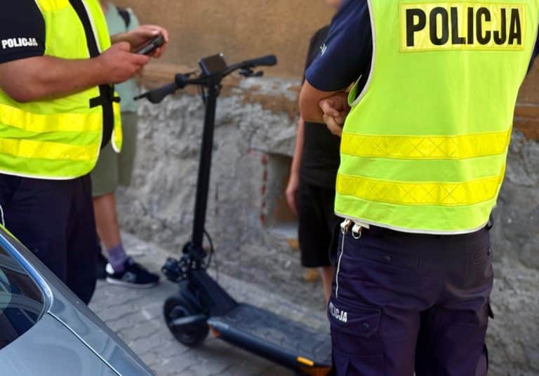 policja kontroluję kierowcę hulajnogi
