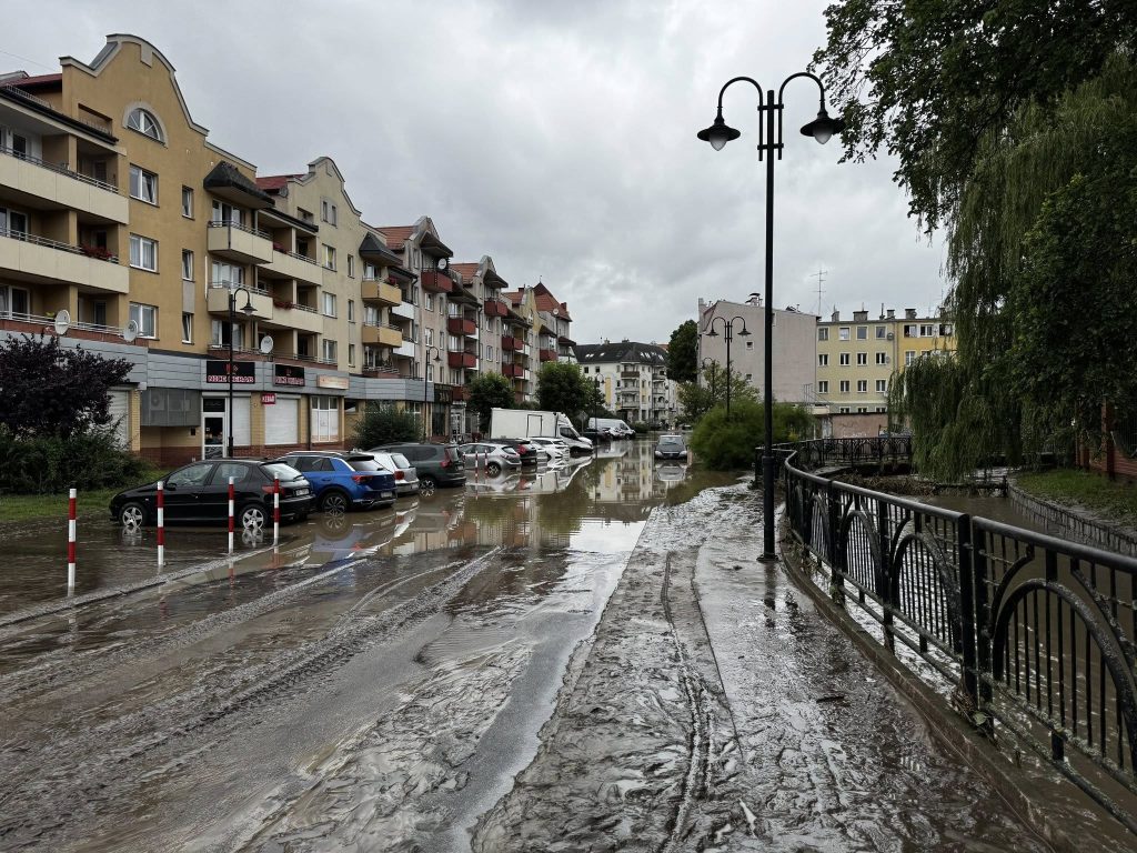 Będą środki na odbudowę domów? - Woda zabrała dorobek ich życia. Pierwsze rodziny otrzymały rządową pomoc