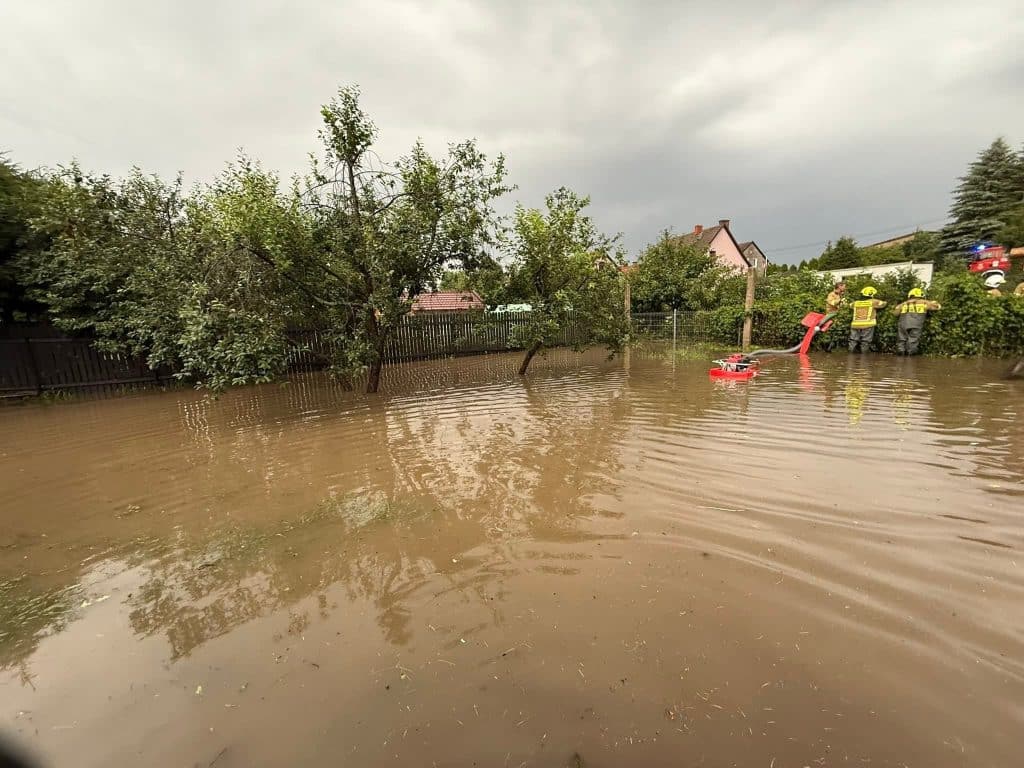 Dramatyczna walka z żywiołem – wiatr łamał drzewa jak zapałki. - Armagedon pogodowy na Warmii i Mazurach. Setki interwencji, zalane domy i strażnica OSP