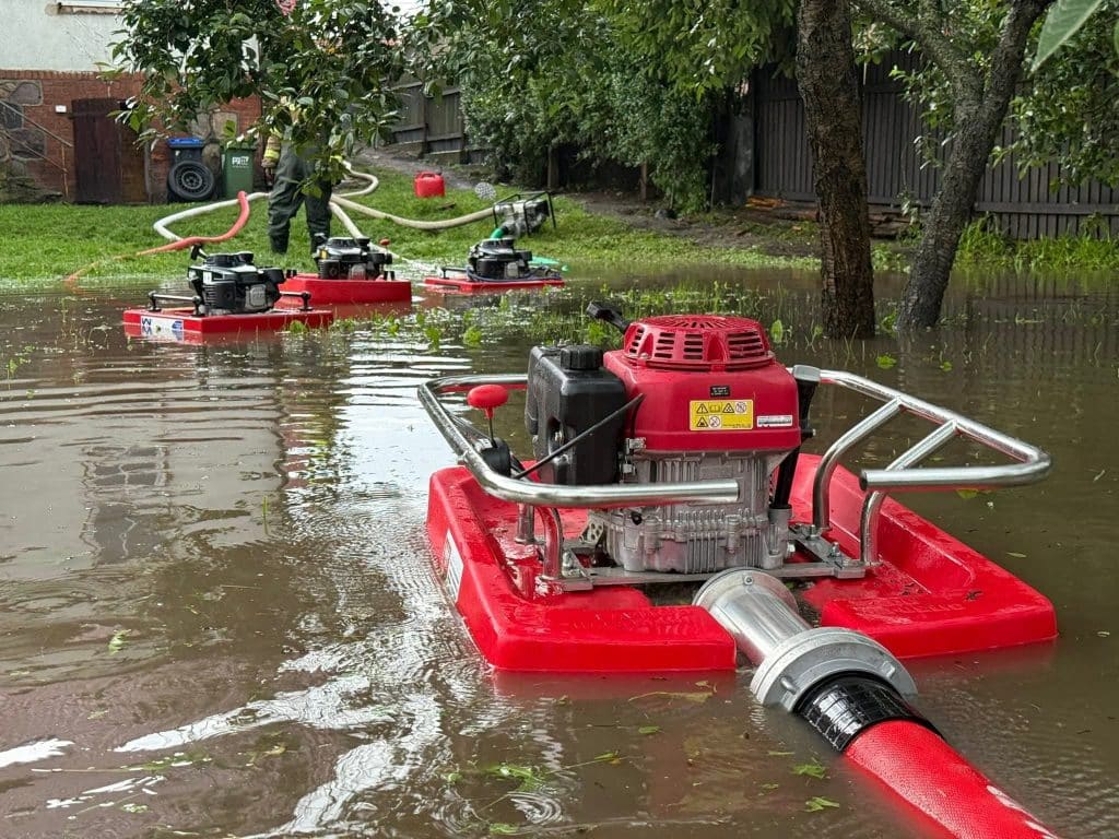 Dramatyczna walka z żywiołem – wiatr łamał drzewa jak zapałki. - Armagedon pogodowy na Warmii i Mazurach. Setki interwencji, zalane domy i strażnica OSP