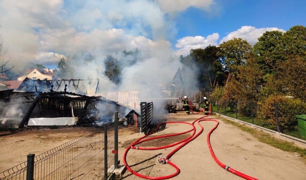 W akcji siedem zastępów straży. - Strażacy walczyli z pożarem budynków. Ogień szybko się rozprzestrzeniał