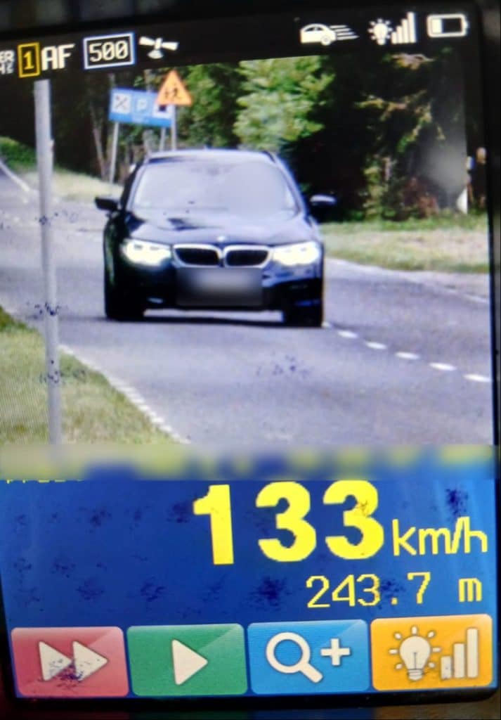 Kierowca odmówił przyjęcia mandatu. - Pirat w BMW pędził przez wieś jak po autostradzie. Sprawa trafi do sądu