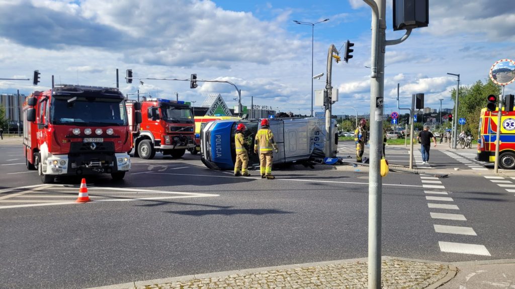 Siła uderzenia była ogromna. Radiowóz przewrócił się na bok. - Kolizja radiowozu przy Galerii Warmińskiej. Policjantka w szpitalu