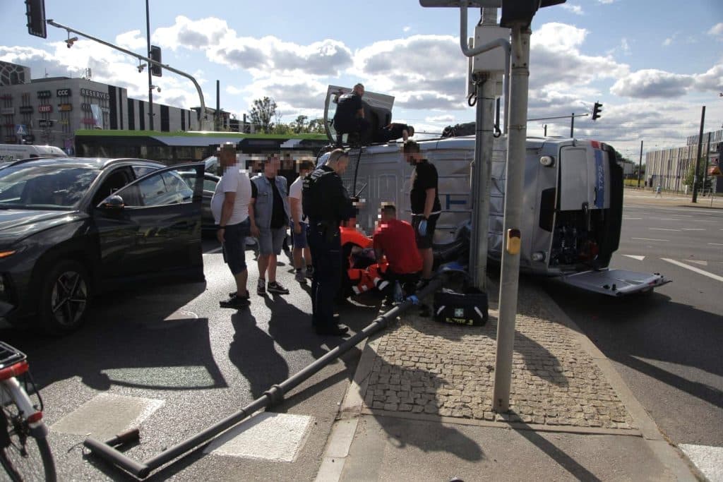 Siła uderzenia była ogromna. Radiowóz przewrócił się na bok. - Kolizja radiowozu przy Galerii Warmińskiej. Policjantka w szpitalu