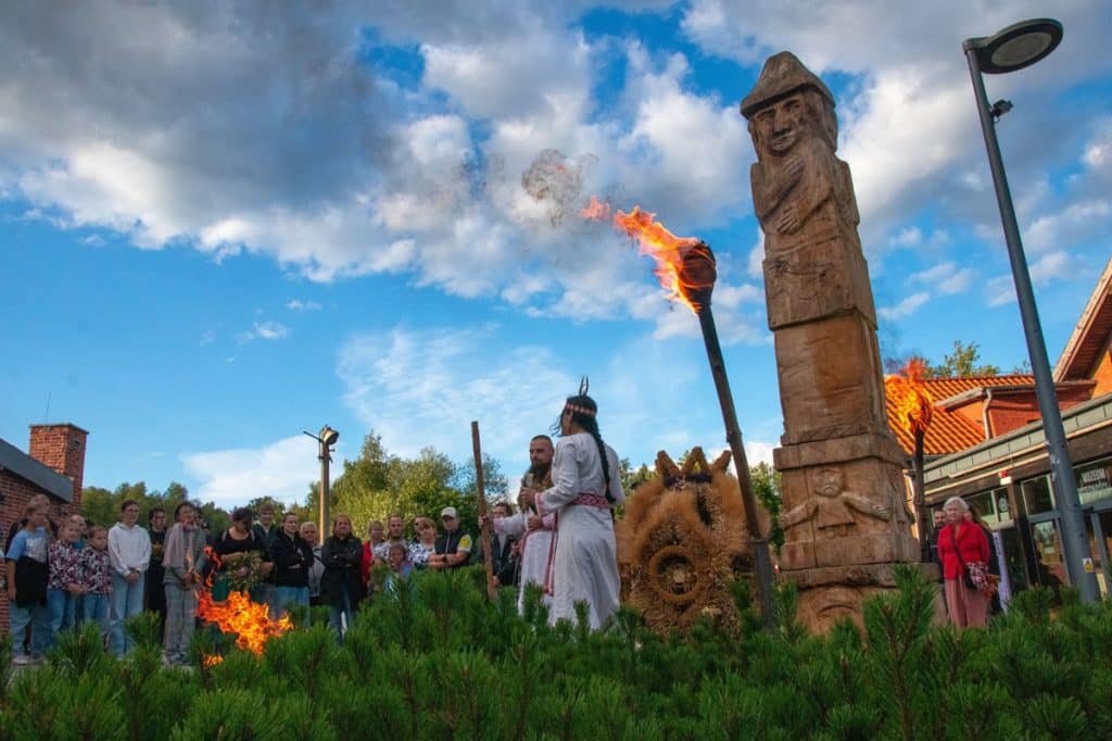Pole w centrum miasta stało się miejscem spotkań. - Niezwykły projekt MOK. Zasiali zboże w centrum Olsztyna, zebrali plony i upiekli chleb