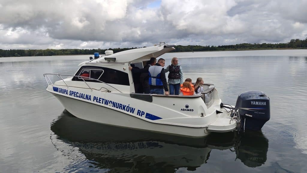 Dzieci z Litwy spotkały się z ratownikiem Maciejem Rokusem. - Dzieci z Litwy odwiedziły powiat szczycieński – było szkolenie z nurkowania i wspólne ognisko