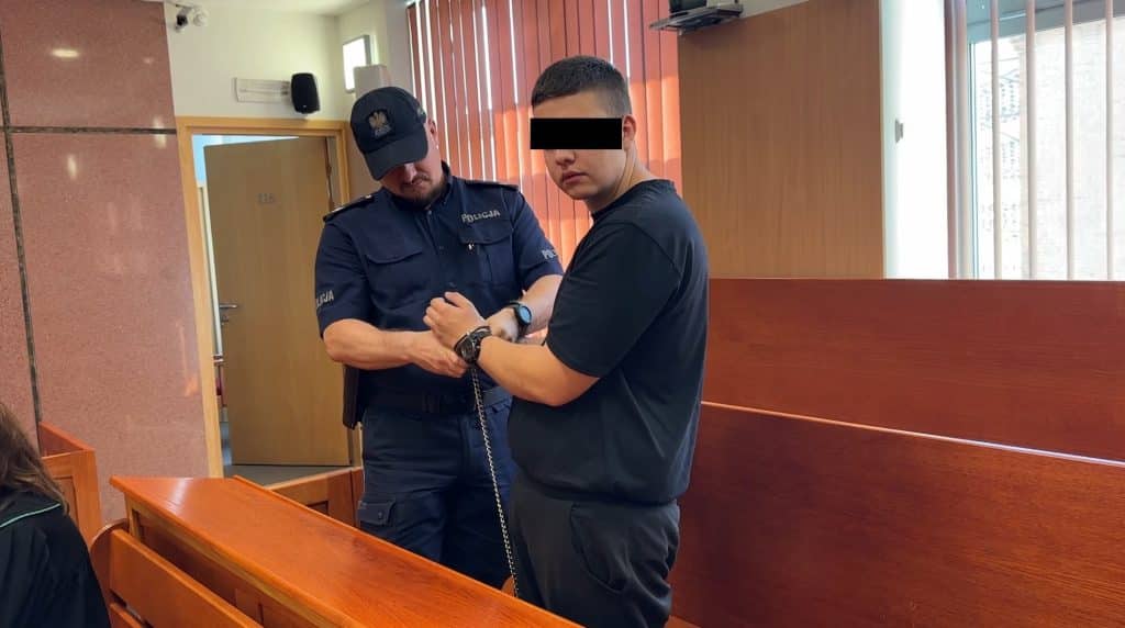 Dramatyczne sceny w sądzie w Olsztynie. Łzy 18-letniego zabójcy były szczere? - Matka i siostra Andrzeja krzyczą do 18-letniego zabójcy, który je przeprasza na sali sądowej