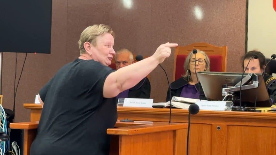 Matka i siostra Andrzeja krzyczą do 18-letniego zab&oacute;jcy, kt&oacute;ry je przeprasza na sali sądowej