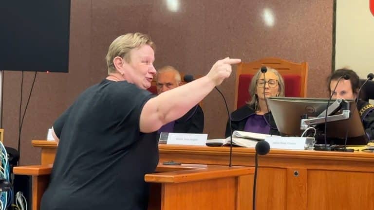 Matka i siostra Andrzeja krzyczą do 18-letniego zab&oacute;jcy, kt&oacute;ry je przeprasza na sali sądowej