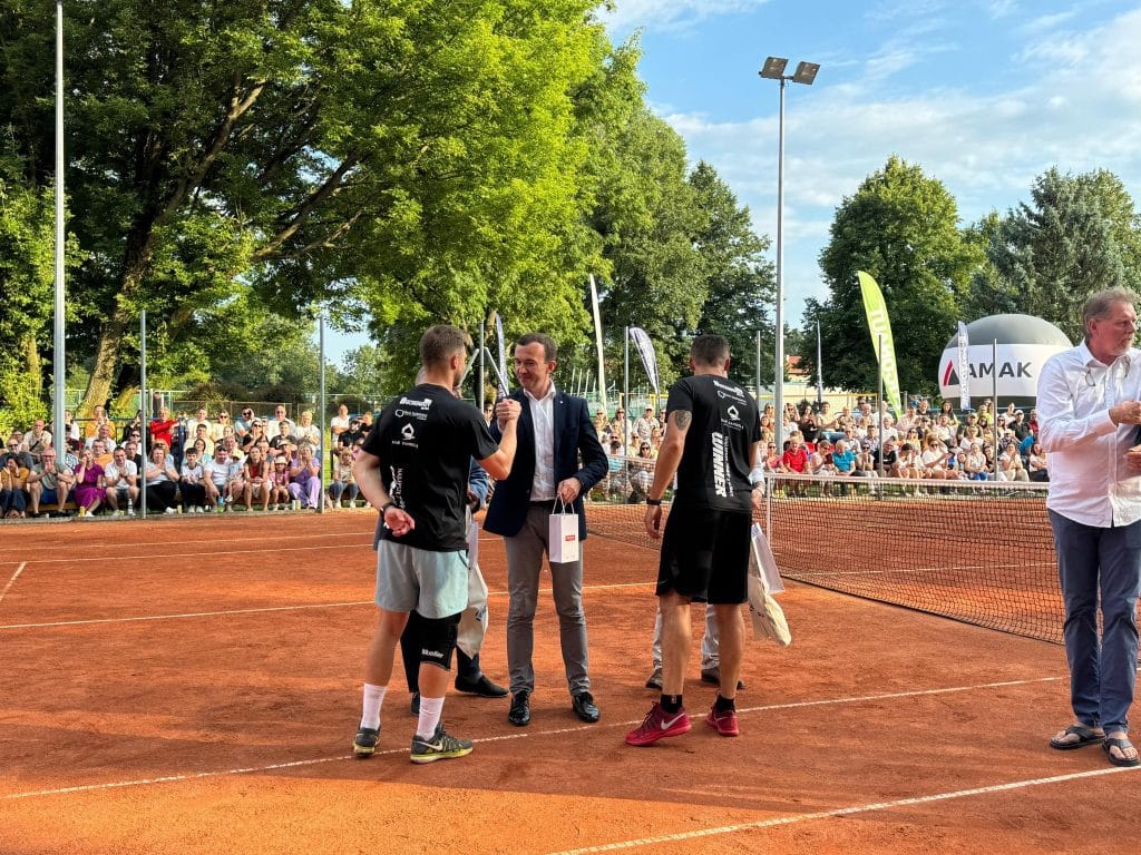 Legendarna zawodniczka grała w Lubawie. - Gwiazda tenisa ziemnego w Lubawie. Młodzi tenisiści na jednym korcie z Radwańską