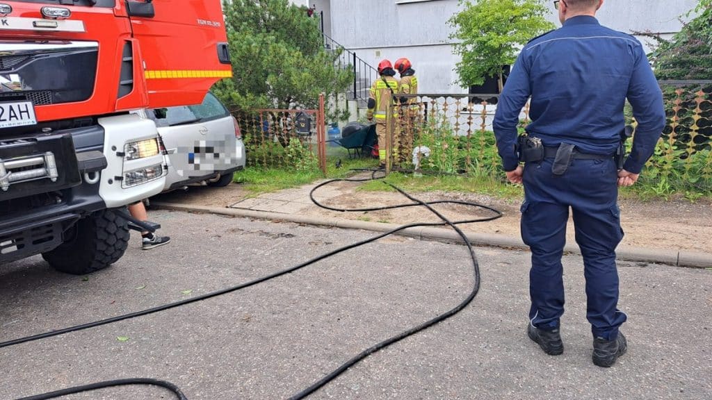 Teren zabezpieczony przez służby. - Wybuch domu jednorodzinnego - w środku jedna osoba
