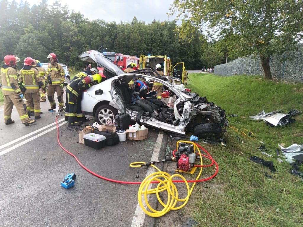 Jak doszło do tej tragedii? - Policja ujawniła przebieg wypadku pod Olsztynem. Zginął syn z ojcem po zderzeniu z ciężarówką