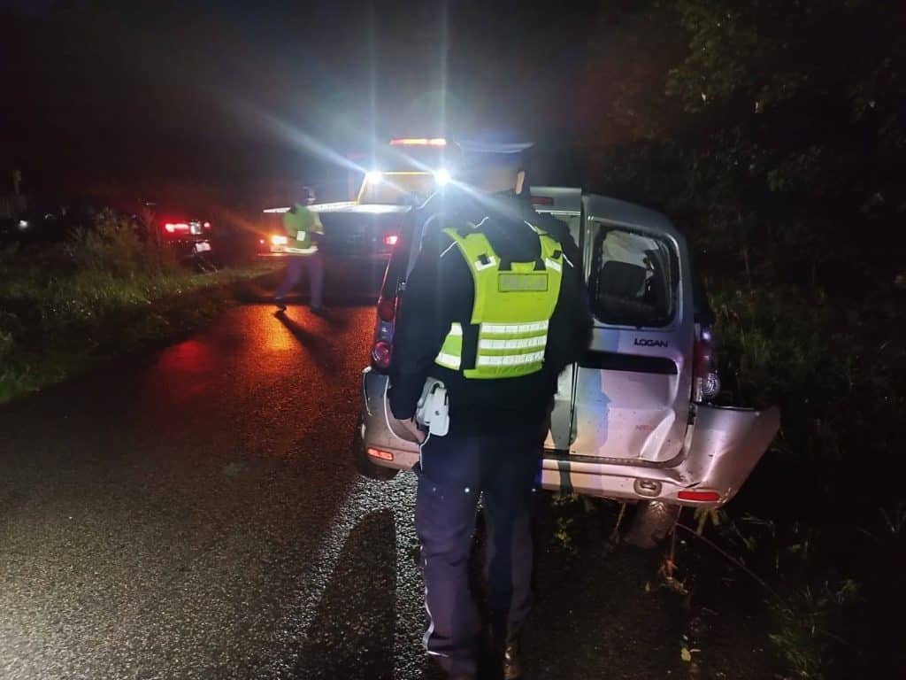 Za kółkiem od niedawna, a już dachował. - Auto młodego kierowcy wywinęło salto po uderzeniu w drzewo. 18-latek trafił do szpitala