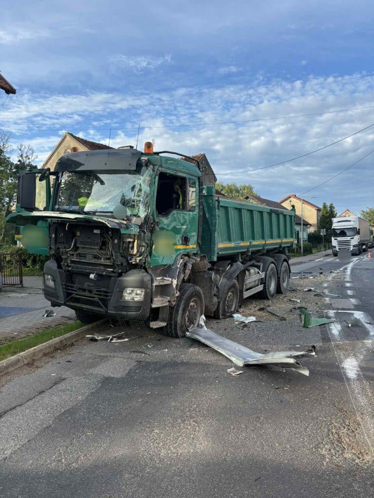 Zderzenie ciężarówek! Jedna przejechała parking i zatrzymała się na budynku. - Huk, kurz i gruz! Potężna ciężarówka wbiła się w budynek
