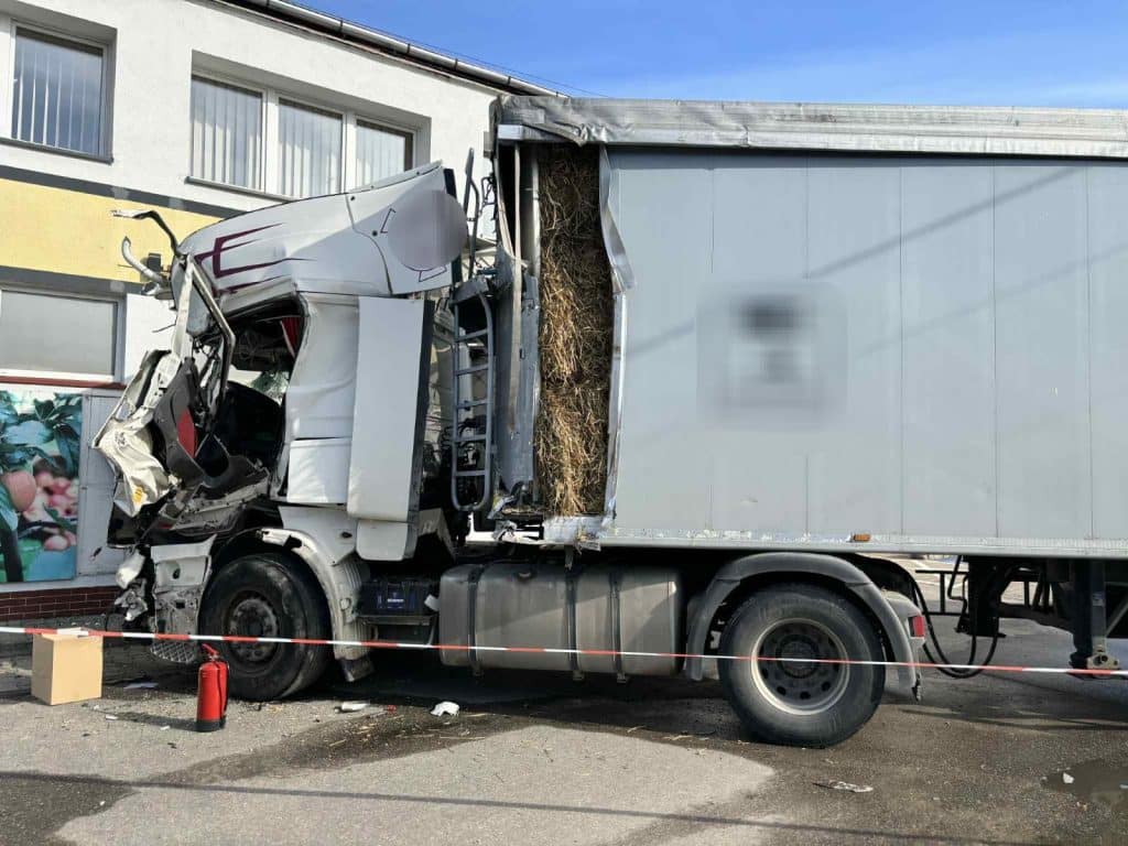 Zderzenie ciężarówek! Jedna przejechała parking i zatrzymała się na budynku. - Huk, kurz i gruz! Potężna ciężarówka wbiła się w budynek