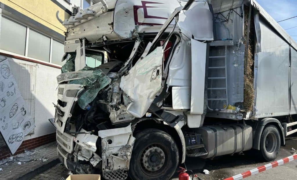 Zderzenie ciężarówek! Jedna przejechała parking i zatrzymała się na budynku. - Huk, kurz i gruz! Potężna ciężarówka wbiła się w budynek