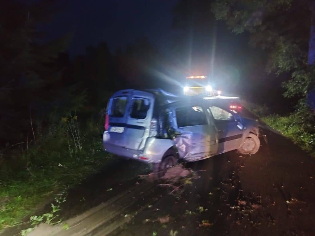 Za kółkiem od niedawna, a już dachował. - Auto młodego kierowcy wywinęło salto po uderzeniu w drzewo. 18-latek trafił do szpitala