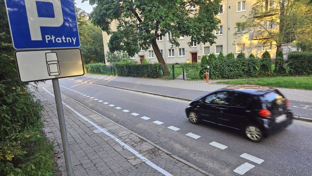 Kierowcy się cieszą, piesi mniej. - Nowe miejsca parkingowe przy dworcu w Olsztynie. Piesi stracili część chodnika