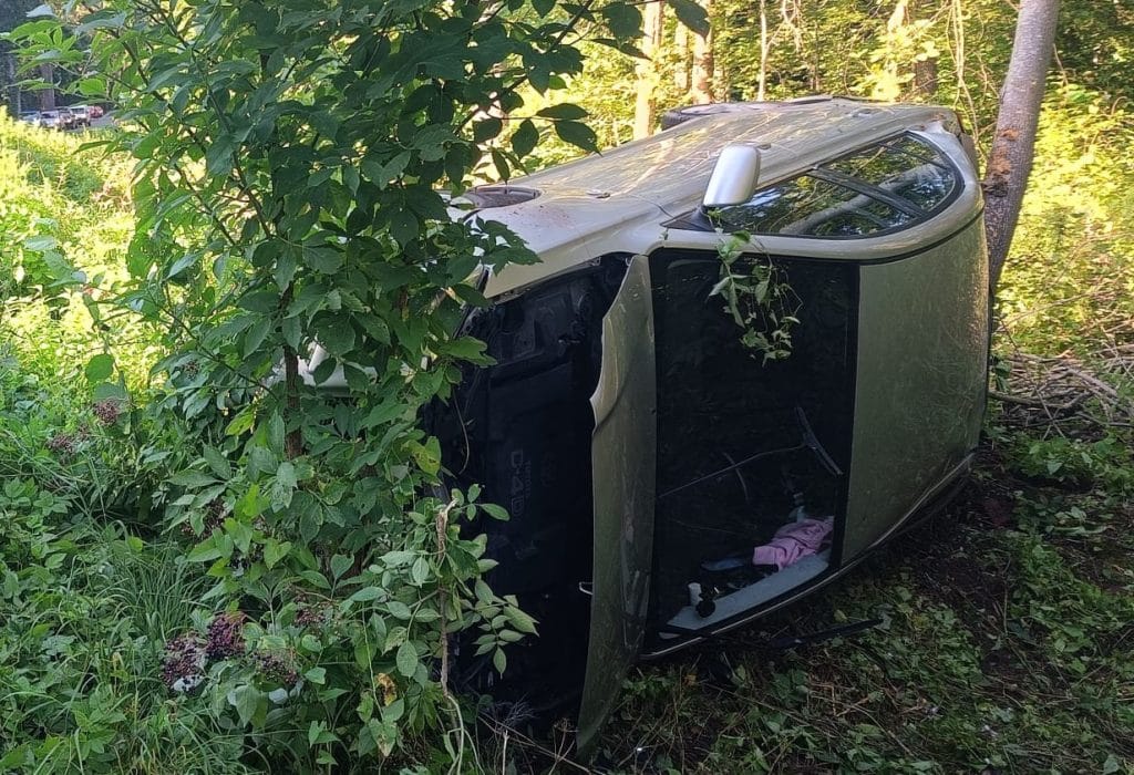 Toyota dachowała na lokalnej drodze. - Auto stoczyło się do rowu i dachowało. Kierująca trafiła do szpitala