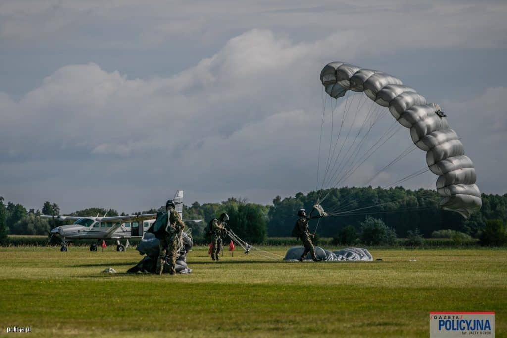 Mazury areną ekstremalnych ćwiczeń! Europejscy kontrterroryści w powietrzu. - Kontrterroryści z całej Europy szkolili się na Warmii i Mazurach
