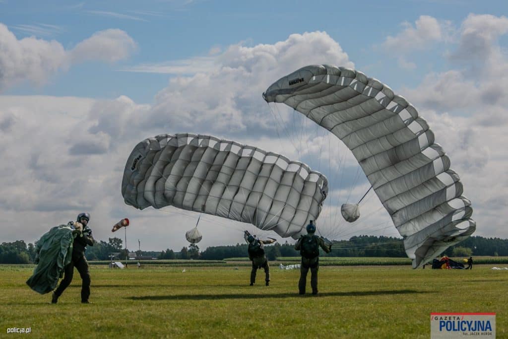Mazury areną ekstremalnych ćwiczeń! Europejscy kontrterroryści w powietrzu. - Kontrterroryści z całej Europy szkolili się na Warmii i Mazurach