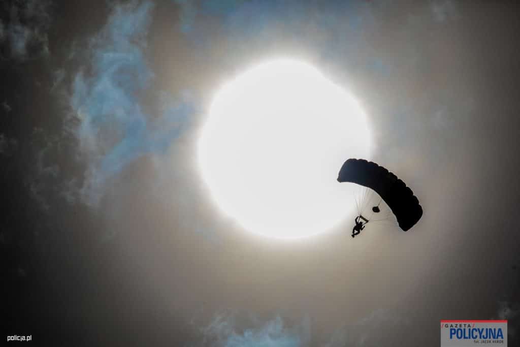 Mazury areną ekstremalnych ćwiczeń! Europejscy kontrterroryści w powietrzu. - Kontrterroryści z całej Europy szkolili się na Warmii i Mazurach