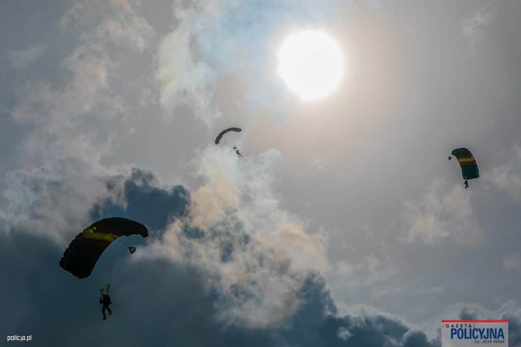 Mazury areną ekstremalnych ćwiczeń! Europejscy kontrterroryści w powietrzu. - Kontrterroryści z całej Europy szkolili się na Warmii i Mazurach