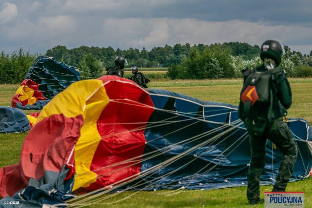 Mazury areną ekstremalnych ćwiczeń! Europejscy kontrterroryści w powietrzu. - Kontrterroryści z całej Europy szkolili się na Warmii i Mazurach