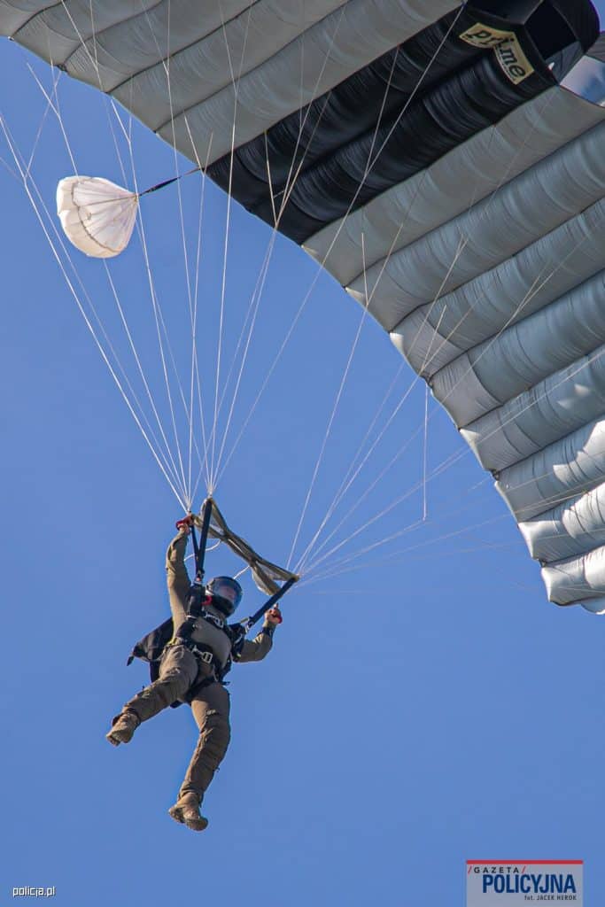 Mazury areną ekstremalnych ćwiczeń! Europejscy kontrterroryści w powietrzu. - Kontrterroryści z całej Europy szkolili się na Warmii i Mazurach