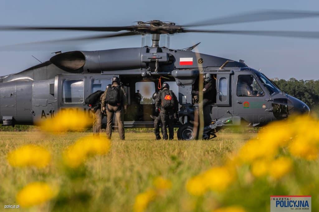 Mazury areną ekstremalnych ćwiczeń! Europejscy kontrterroryści w powietrzu. - Kontrterroryści z całej Europy szkolili się na Warmii i Mazurach