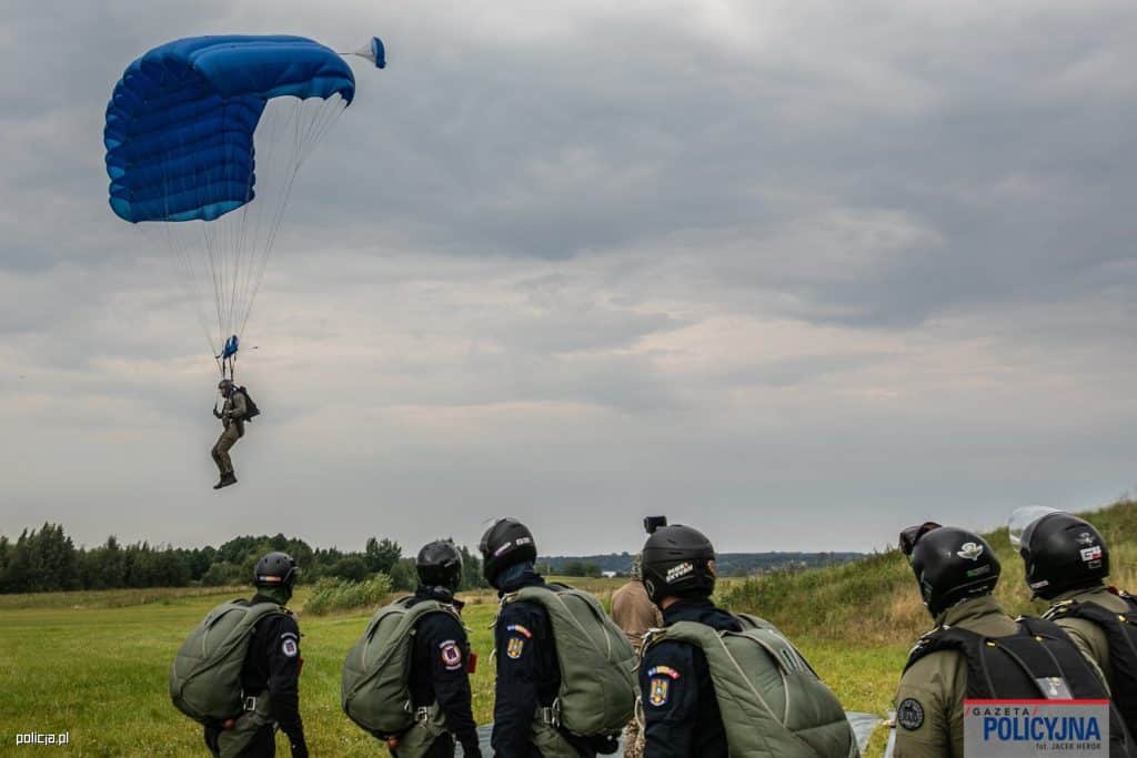 Mazury areną ekstremalnych ćwiczeń! Europejscy kontrterroryści w powietrzu. - Kontrterroryści z całej Europy szkolili się na Warmii i Mazurach
