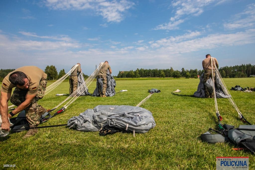 Mazury areną ekstremalnych ćwiczeń! Europejscy kontrterroryści w powietrzu. - Kontrterroryści z całej Europy szkolili się na Warmii i Mazurach
