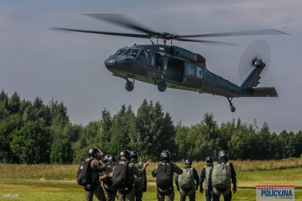 Mazury areną ekstremalnych ćwiczeń! Europejscy kontrterroryści w powietrzu. - Kontrterroryści z całej Europy szkolili się na Warmii i Mazurach
