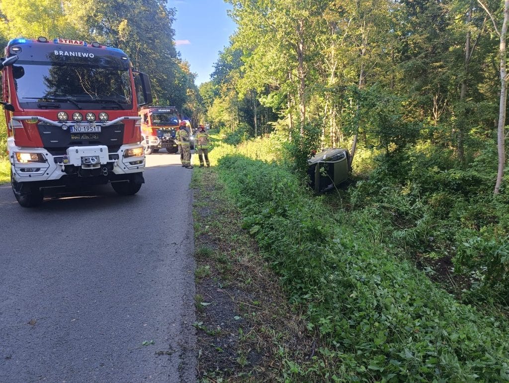 Toyota dachowała na lokalnej drodze. - Auto stoczyło się do rowu i dachowało. Kierująca trafiła do szpitala