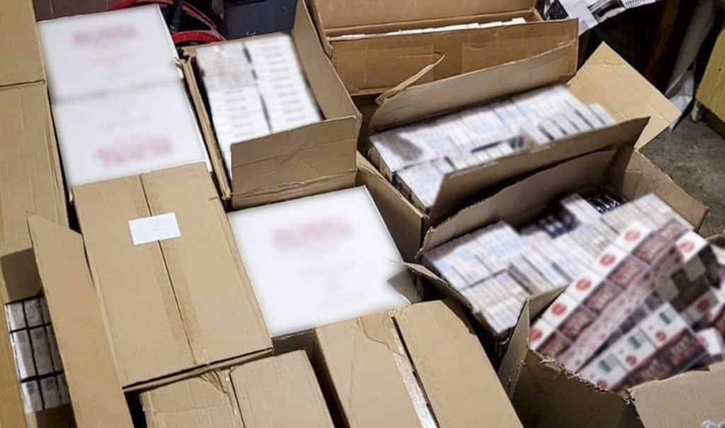 Funkcjonariusze odkryli setki tysięcy sztuk towaru. Ich rynkowa wartość to 300 tys. zł. - Gigantyczna kontrabanda odkryta w piwnicy kobiety